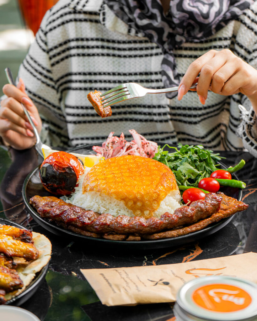 کباب-سلطانی-رستوران-هیرا-در-جاده-چالوس