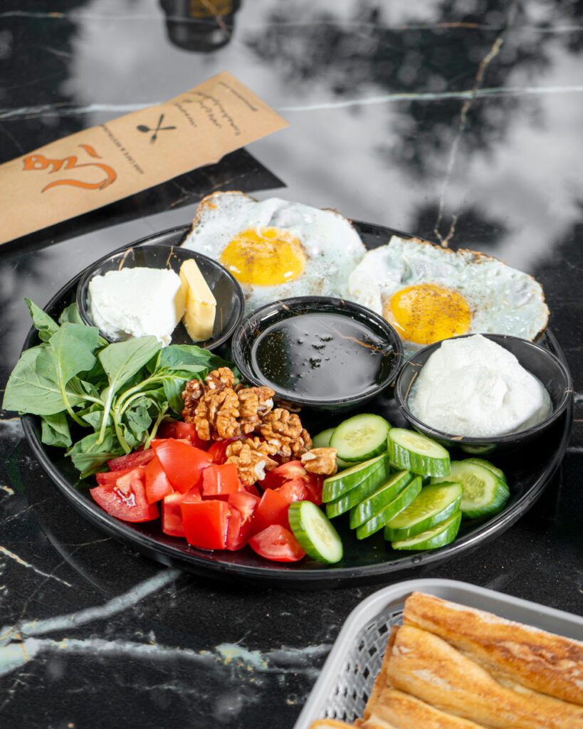 صبحانه-ایرانی-رستوران-هیرا-در-جاده-چالوس